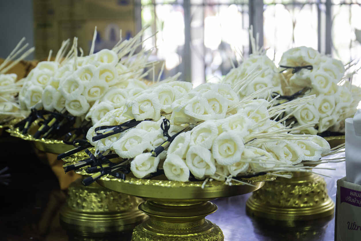 Composizioni floreali funerale: quali fiori scegliere